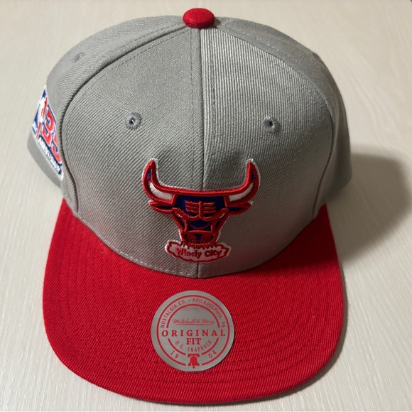 Chicago Bulls Men's Sweatshirt M, Sweatpants S & 2 Hats - Picture 6 of 8